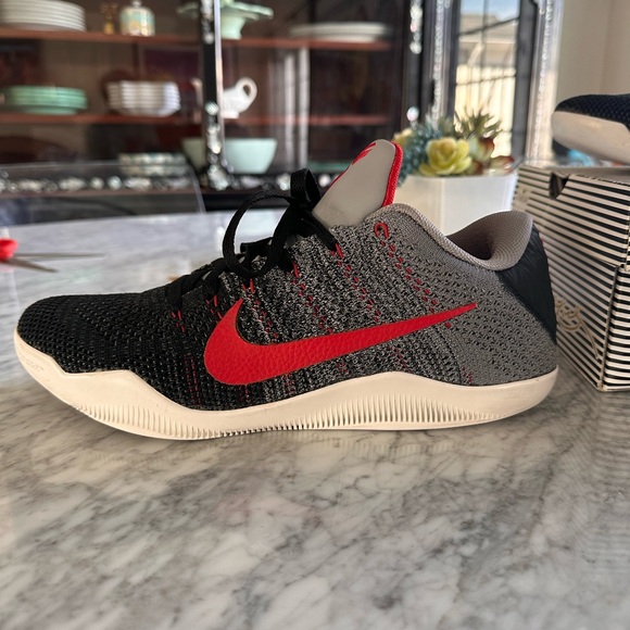 Kobe 11 used size 10 - Picture 2 of 11